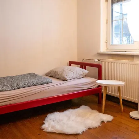 House With Garden And Free Parking, Great For Groups Holiday home *